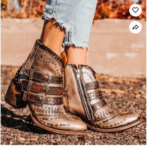 Brand NEW! Never worn. No box. Freebird pewter, Savanna